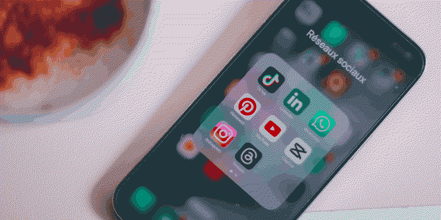 réseaux sociaux sur smartphone : tiktok, linkedin, whatsapp, pinterest, youtube, instagram, treads