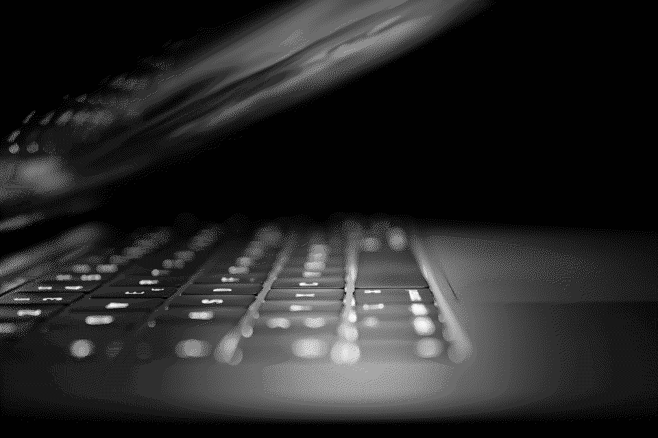 ordinateur de d&eacute;veloppeur web entrouvert