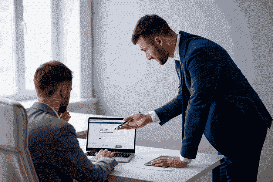 un expert conseille un client dans l'achat de son nouveau nom de domaine